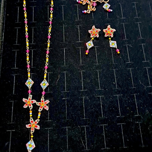 Beaded necklace, bracelet and earrings - Picture 2 of 6